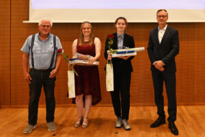 Ehrung der jahrgangsbesten Vermessungstechnikerin Leonie Berger (Katasterbehörde Oberhavel) und der jahrgangsbesten Geomatikerin Josephine Abram (LGB) durch den Geschäftsführer der LGB Matthias Pawlitzky sowie durch Uwe Krause vom VDV Berlin/Brandenburg© LGB